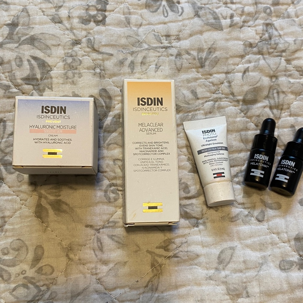 ISDIN Skincare Set with Hyaluronic Moisture and Melaclear travel set